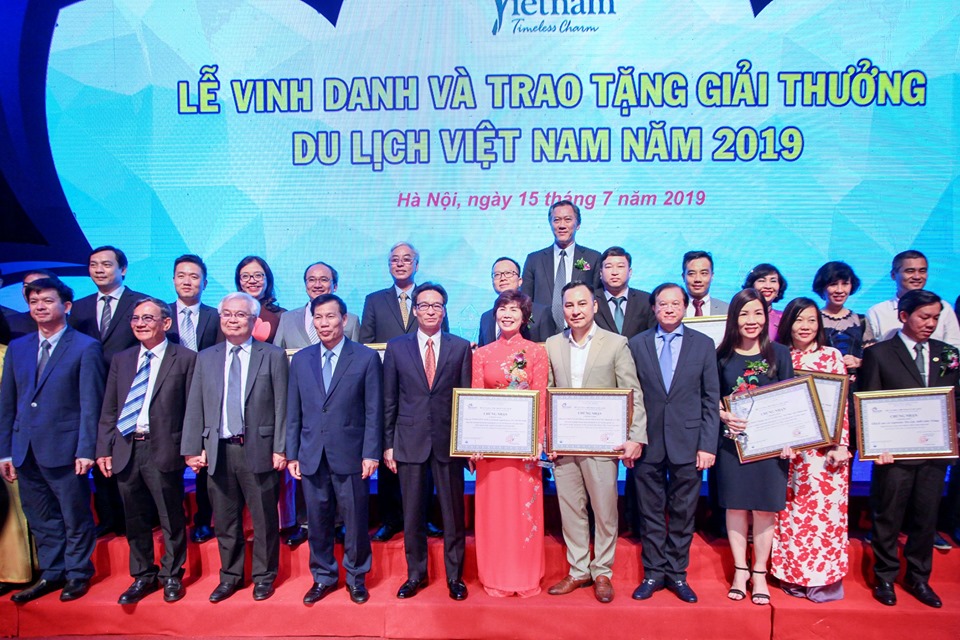 HanoTours received the title "Best international travel service business in Vietnam in 2019"