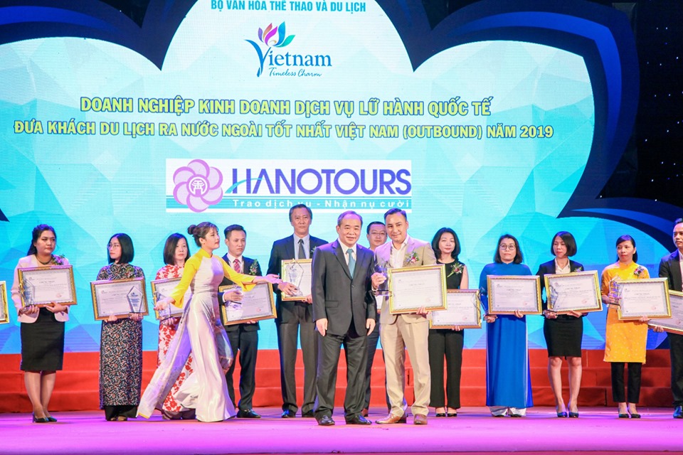 HanoTours received the title "Best international travel service business in Vietnam in 2019"