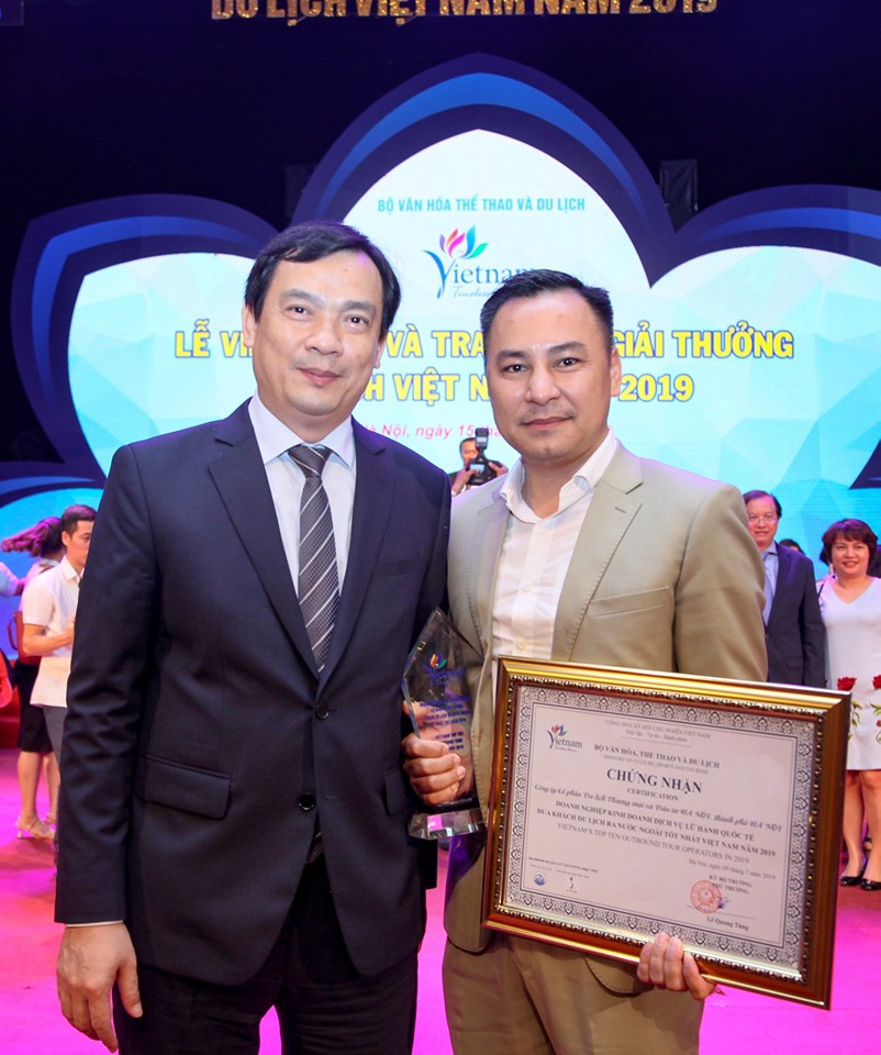 HanoTours received the title "Best international travel service business in Vietnam in 2019"