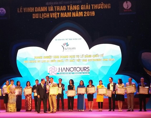 HanoTours received the title "Best international travel service business in Vietnam in 2019"