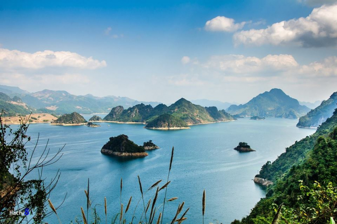 Overwhelmed with 'terrestrial Ha Long Bay' right at the foot of Thung Khe pass