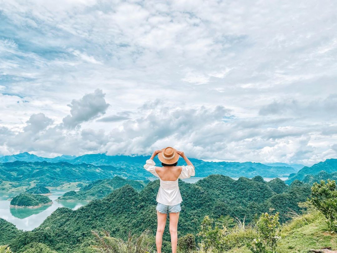 Overwhelmed with 'terrestrial Ha Long Bay' right at the foot of Thung Khe pass