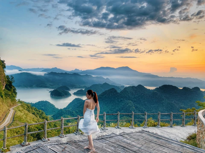 Overwhelmed with 'terrestrial Ha Long Bay' right at the foot of Thung Khe pass